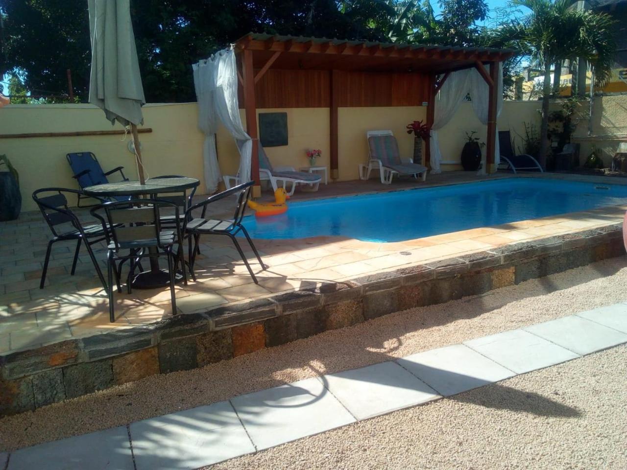 Jolie Villa Santa Avec Piscine ポワント・オー・ピマン エクステリア 写真